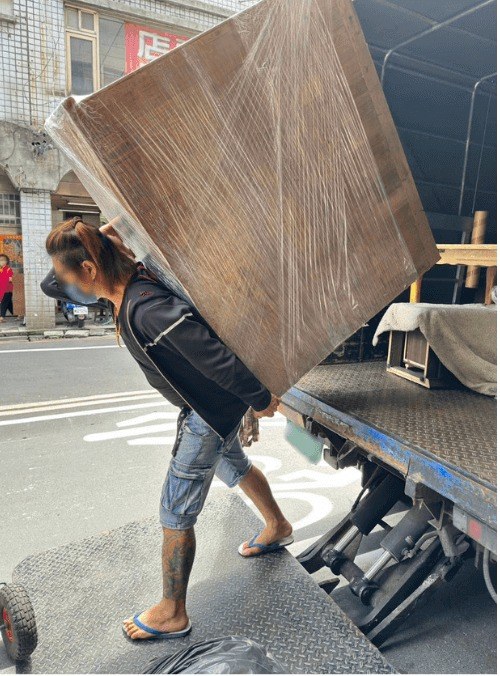 新店搬家 安遷師傅把包膜後的家具推上貨車