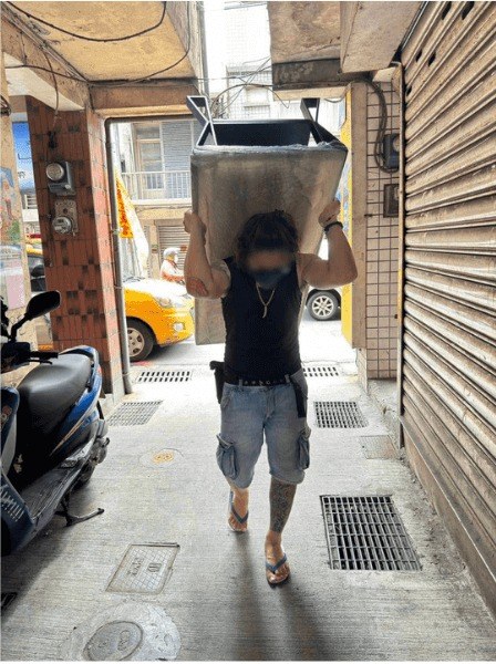 永和搬家 安遷師傅用板車在巷弄裡搬運家具