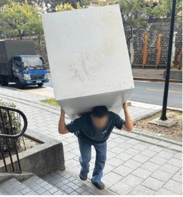 安遷搬家師傅搬運紙箱