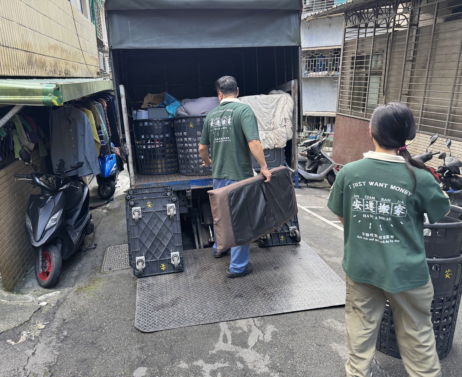 新店搬家 安遷搬家師傅把包膜好的家具搬上貨車